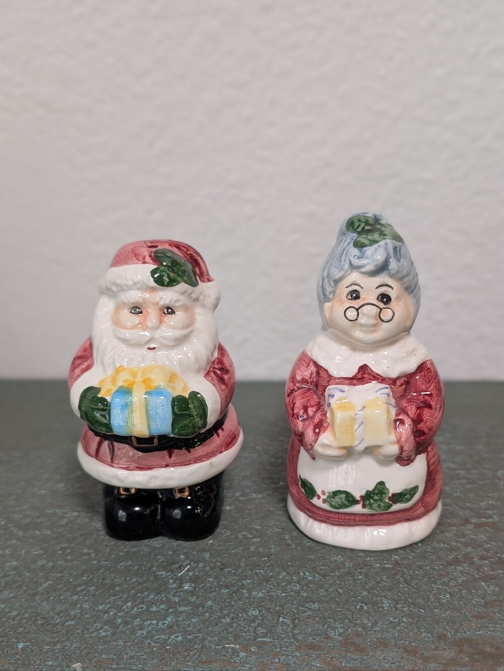 Vintage Set of Mr And Mrs Santa Claus Salt & Pepper Shakers Christmas Seasonal